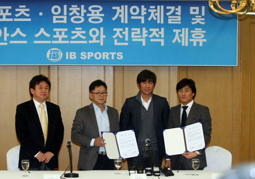 일본 프로야구 야쿠르트에서 뛰고 있는 임창용이 28일 서울 임피리얼팰리스호텔에서 IB스포츠와 국내 매니지먼트 계약을 맺었다. 아울러 임창용의 일본 생활을 돕고 있는 기존 매니지먼트사 아이안스도 IB 스포츠와 전략적 제휴를 했다. 사진 왼쪽부터 IB 스포츠 심우택 사장, 임창용, 아이안스의 박유현 대표.