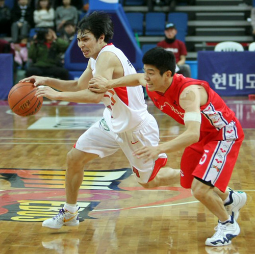 28일 울산동천체육관에서 열린 프로농구 울산 모비스와 서울 SK의 경기. 서울 SK 주희정(왼쪽)이 울산 모비스 하상윤을 따돌리고 드리블하고 있다.