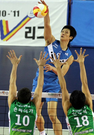 28일 천안 유관순체육관에서 열린 남자프로배구 현대캐피탈과 우리캐피탈의 경기. 현대 문성민이 강스파이크를 날리고 있다.