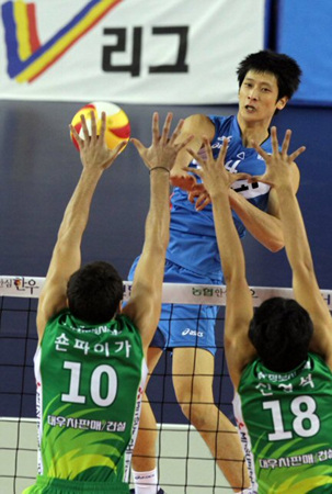 28일 천안 유관순체육관에서 열린 남자프로배구 현대캐피탈과 우리캐피탈의 경기. 현대 문성민이 강스파이크를 날리고 있다.