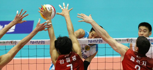 29일 성남실내체육관에서 벌어진 NH 농협 2010-2011 프로배구 V리그 남자부 LIG손해보험과 상무신협의 경기에서 상무신협 홍정표(뒤)의 스파이크를 LIG손해보험 페피치(오른쪽).김철홍이 블로킹하고 있다. LIG손해보험 세트 스코어 3대0 승.