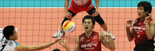 29일 성남실내체육관에서 벌어진 NH 농협 2010-2011 프로배구 V리그 남자부 LIG손해보험과 상무신협의 경기에서 LIG손해보험 김철홍(가운데).김요한이 상무신협 강동진의 공격 실수 상황을 놀란 눈빛으로 지켜보고 있다.