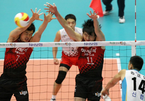 29일 성남실내체육관에서 벌어진 NH 농협 2010-2011 프로배구 V리그 남자부 LIG손해보험과 상무신협의 경기에서 LIG손해보험 김철홍(왼쪽).이경수가 상무신협 송문섭(오른쪽)의 스파이크를 블로킹하고 있다.