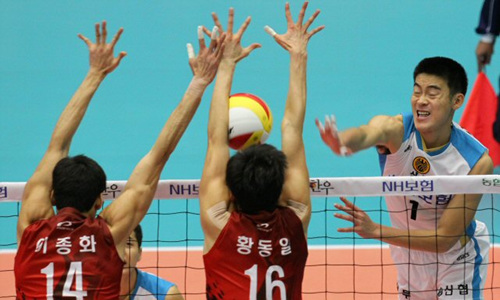 29일 성남실내체육관에서 벌어진 NH 농협 2010-2011 프로배구 V리그 남자부 LIG손해보험과 상무신협의 경기에서 LIG손해보험 이종화.황동일이 상무신협 강동진(오른쪽)의 스파이크를 블로킹하고 있다.