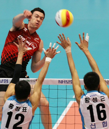 29일 성남실내체육관에서 벌어진 NH 농협 2010-2011 프로배구 V리그 남자부 LIG손해보험과 상무신협의 경기에서 LIG손해보험 페피치(뒤)가 상무신협 홍정표.황성근의 블로킹을 앞에 두고 스파이크를 날리고 있다.
