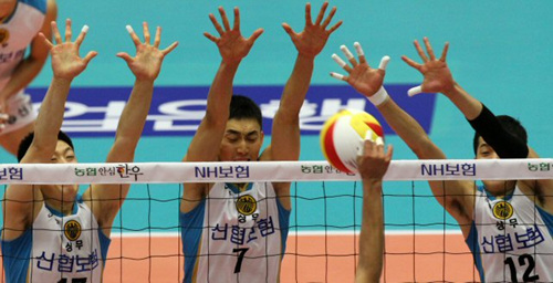 29일 성남실내체육관에서 벌어진 NH 농협 2010-2011 프로배구 V리그 남자부 LIG손해보험과 상무신협의 경기에서 LIG손해보험 김요한의 스파이크를 상무신협 강민웅.하현용.홍정표(왼쪽부터)가 블로킹하고 있다. LIG손해보험 세트 스코어 3대0 승.