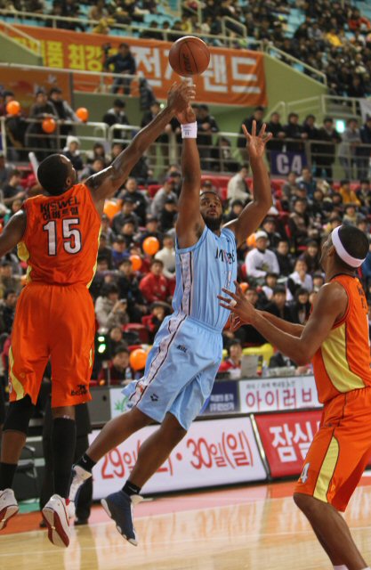 30일 오후 인천 삼산실내체육관에서 열린 프로농구 전자랜드-모비스 경기. 전자랜드 허버트 힐이 모비스 그렌스배리의 슛을 블록하고 있다.