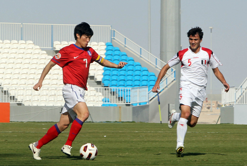 30일 아랍에미리트(UAE) 아부다비 바니야스클럽 경기장에서 열린 아시안 컵 한국 대표팀 대 시리아 평가전에서 박지성이 드리블하고 있다.