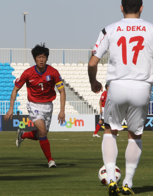 30일 아랍에미리트(UAE) 아부다비 바니야스클럽 경기장에서 열린 아시안 컵 한국 대표팀  대 시리아 평가전에서 박지성이 시리아 공격을 차단하기 위해 달려들고 있다.