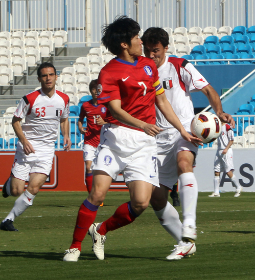 30일 아랍에미리트(UAE) 아부다비 바니야스클럽 경기장에서 열린 한국 대 시리아 평가전에서 박지성이 골문 돌파 기회를 엿보고 있다.
