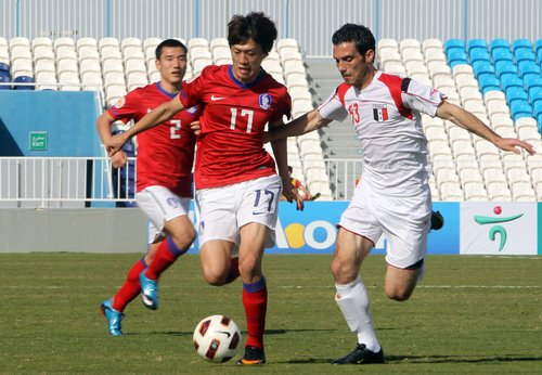 30일 아랍에미리트(UAE) 아부다비 바니야스클럽 경기장에서 열린 아시안 컵 한국 대표팀  대 시리아 평가전에서 이청용이 드리블하고 있다.