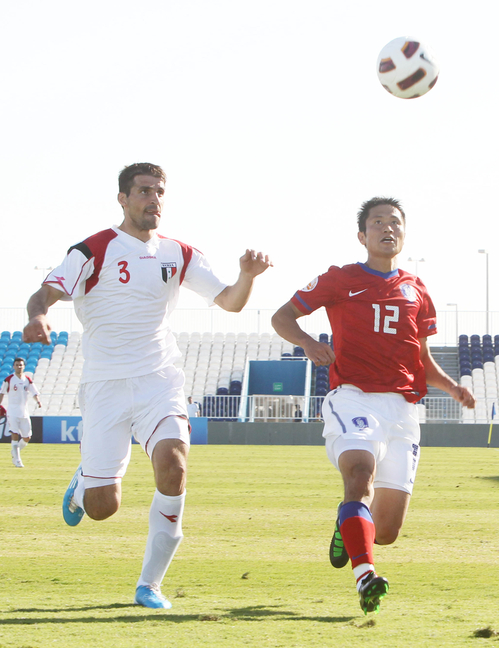 30일 아랍에미리트(UAE) 아부다비 바니야스클럽 경기장에서 열린 한국 대 시리아 평가전에서 이영표가 상대 공격수와 볼을 다투고 있다 .