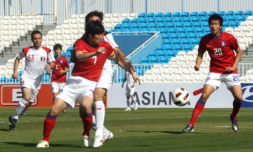 30일 아랍에미리트(UAE) 아부다비 바니야스클럽 경기장에서 열린 한국 대 시리아 평가전에서 박지성이 골문 돌파 기회를 엿보고 있다.