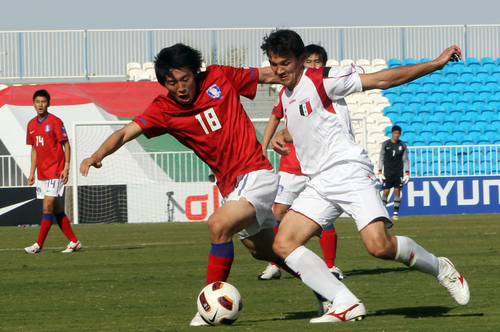 30일 아랍에미리트(UAE) 아부다비 바니야스클럽 경기장에서 열린 아시안 컵 한국 대표팀  대 시리아 평가전에서 김보경이 시리아 수비수와 치열한 몸싸움을 벌이고 있다.
