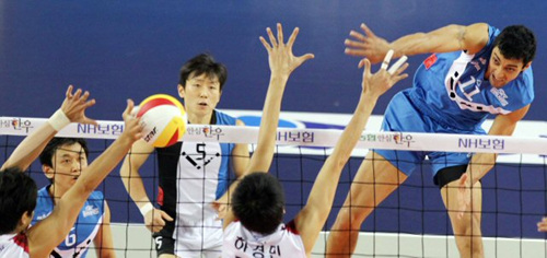 30일 천안 유관순체육관에서 열린 남자프로배구 현대캐피탈과 KEPCO45의 경기. 현대 소토가 강 스파이크를 날리고 있다.