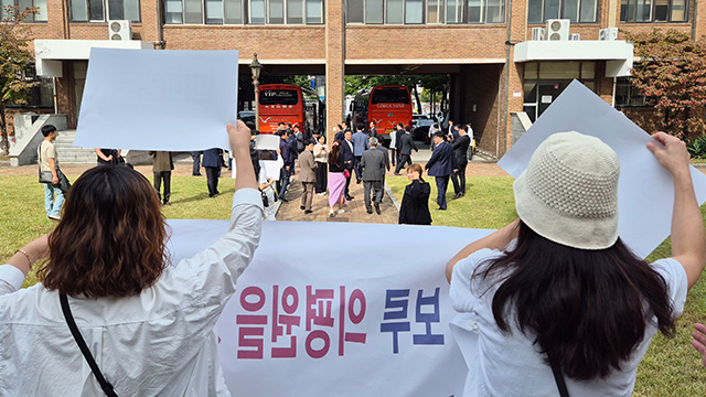 의료계·국립대 총장 요구에…<br>교육부, 의대생 ‘조건없는 휴학’ 승인 검토