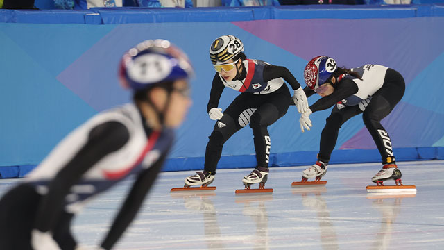 [속보] 한국 쇼트트랙, 혼성 2000m 계주 금메달…대회 첫 금메달