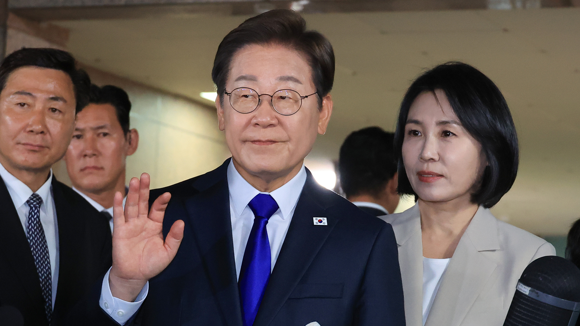 [현장연결] 이재명 “국민의 위대한 결정에 경의”<br>…자택 나와 여의도로 출발