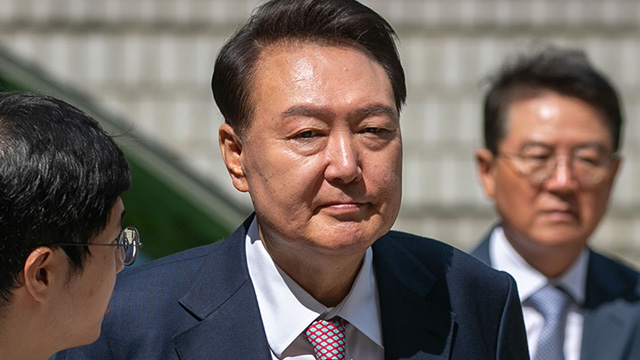 윤석열, 대선 후 첫 포토라인…<br>‘대선 결과’ 질문에 묵묵부답