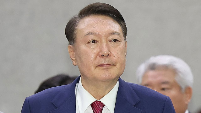 윤 전 대통령, 내란 특검 2차 조사 마치고 15시간 만에 귀가