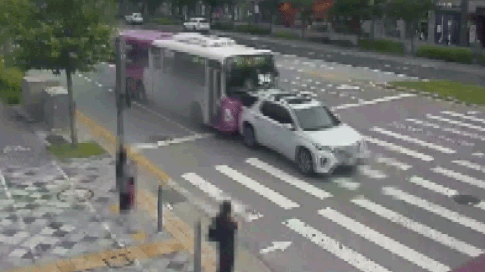 “기사님, 사고 났어요!” SUV 추돌 버스 150m ‘뺑소니’