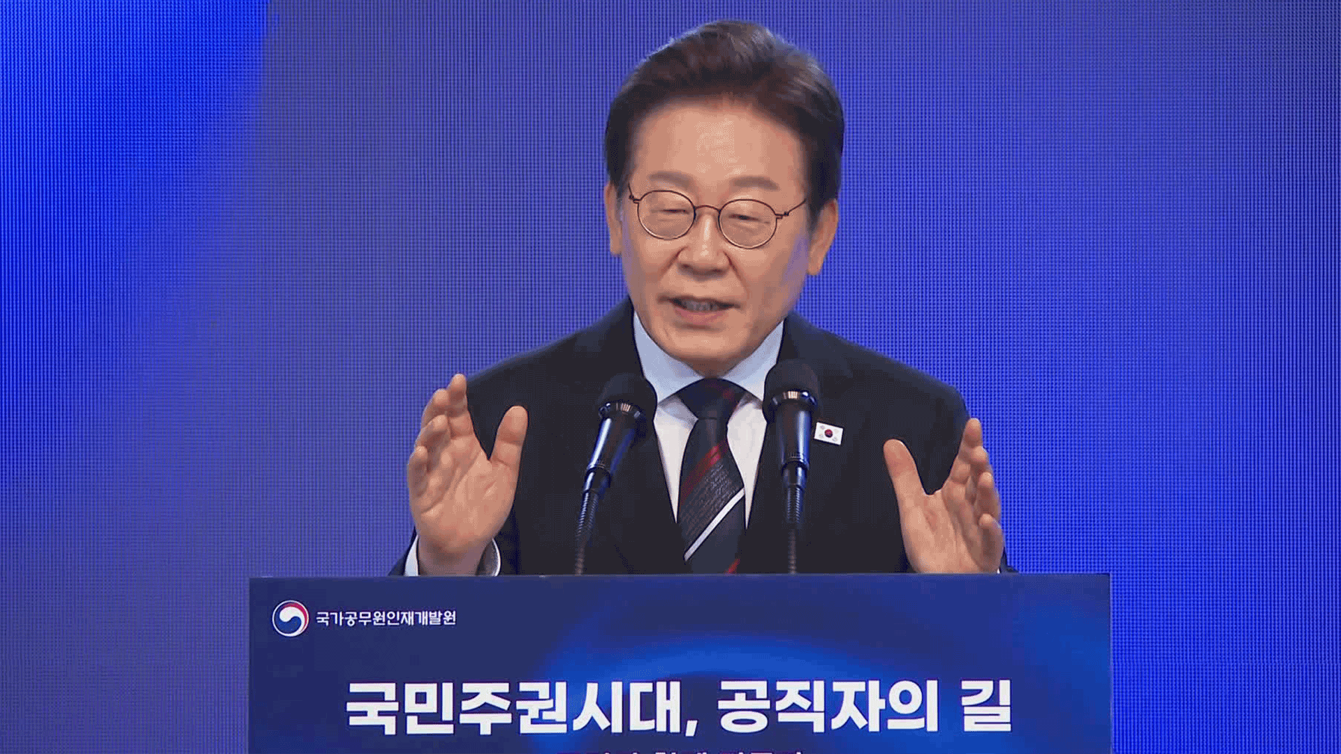 새내기 공무원 만난 대통령 <br>“공직자 청렴해야”…오송 참사 현장 방문