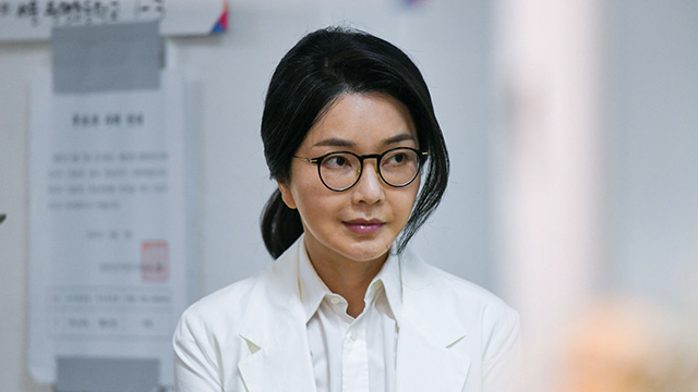 [단독] ‘김건희 목걸이’ 영장에 뇌물 혐의 적시…<br>김 여사 오빠·인척 소환