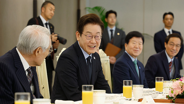 이 대통령, 민주당 상임고문단 오찬…“민주당의 가치와 길대로 새로운 나라 만들겠다”