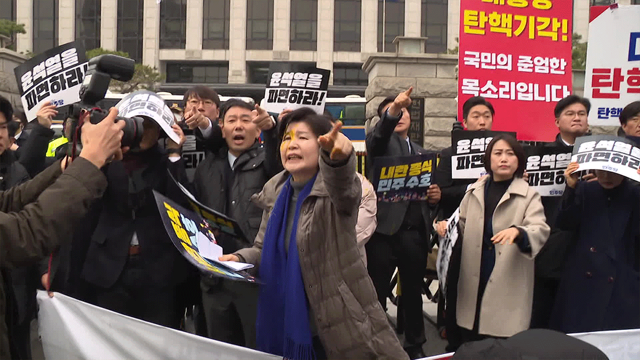 헌재 앞에서도 자리다툼…‘계란 봉변’에 신경전까지