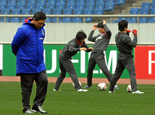  17일 동아시아대회 중국과의 일전을 앞두고 있는 한국축구국가대표팀 허정무 감독이 16일 오후 중국 충칭 올림픽 스포츠센터에서 열린 훈련에서 생각에 잠겨 있다. 