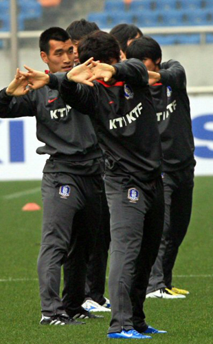 17일 동아시아대회 중국과의 일전을 앞두고 있는 한국축구국가대표팀이 16일 오후 중국 충칭 올림픽 스포츠센터에서 훈련을 하고 있다. 