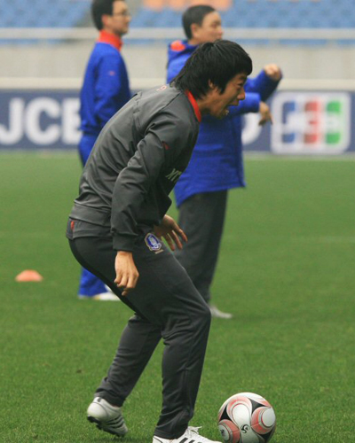 17일 동아시아대회 중국과의 일전을 앞두고 있는 한국축구국가대표팀 염기훈이 16일 오후 중국 충칭 올림픽 스포츠센터에서 훈련을 하고 있다. 