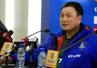 17일 동아시아대회 중국과의 일전을 앞두고 있는 한국축구국가대표팀 허정무 감독이 16일 오후 중국 충칭 올림픽 스포츠센터에서 열린 기자회견에서 기자들의 질문에 답하고 있다. 