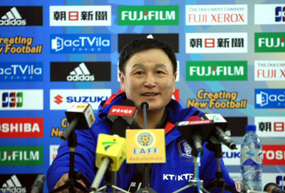 17일 동아시아대회 중국과의 일전을 앞두고 있는 한국축구국가대표팀 허정무 감독이 16일 오후 중국 충칭 올림픽 스포츠센터에서 열린 기자회견에서 중국 언론의 질문을 받고 황당한 듯 웃고 있다. 