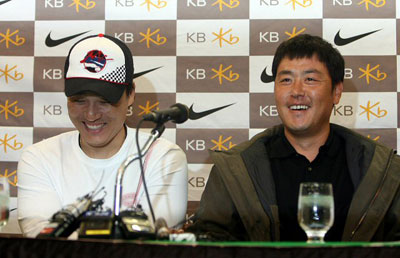 20일 서울 청담동 리베라호텔에서 열린 베이징올림픽 야구 대표팀 미팅에서 이승엽(왼쪽)과 주장 진갑용이 취재진의 질문에 답하고 있다. 