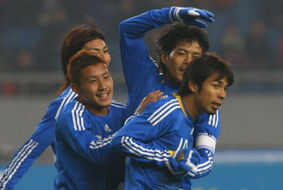 20일 중국 충칭 올림픽스포츠센터에서 열린 2008 동아시아축구선수권대회 일본-중국 경기에서  일본의 야마세 코지(오른쪽)가 선취골을 넣은 뒤 동료들과 환호하고 있다. 