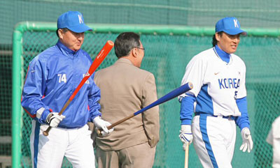 21일 서울 잠실야구장에서 열린 야구대표팀 훈련에서 이승엽(오른쪽)이 하일성 KBO사무총장, 김경문 감독(왼쪽)과 얘기를 나누고 있다. 
