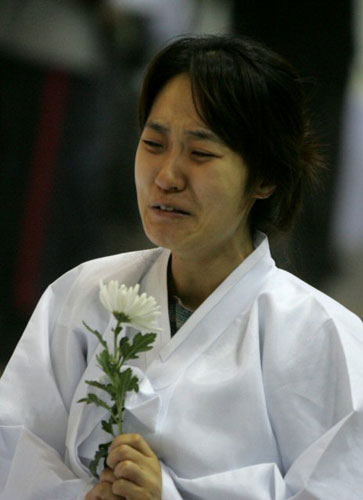 22일 오전 경기도 성남시 분당구 국군수도통합병원에서 열린 양평 군 헬기추락사고 영결식에서 유가족이 영정 앞에서 오열하고 있다. 