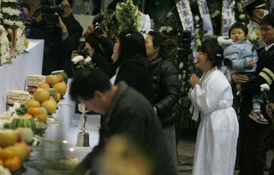  22일 오전 경기도 성남시 분당구 국군수도통합병원에서 열린 양평 군 헬기추락사고 영결식에서 유가족들이 영정 앞에서 오열하고 있다. 