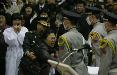  22일 오전 경기도 성남시 분당구 국군수도통합병원에서 열린 양평 군 헬기추락사고 영결식에서 유가족들이 사망자들의 관을 부여잡고 오열하고 있다. 