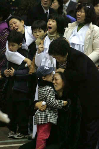 22일 오전 경기도 성남시 분당구 국군수도통합병원에서 열린 양평 군 헬기추락사고 영결식에서 유가족들이 오열하고 있다. 