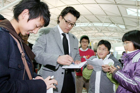  김경문 감독이 이끄는 야구 베이징 올림픽대표팀 이승엽 선수가 본선 진출을 위한 대륙별 플레이오프 준비를 위해 22일 인천공항을 통해 타이완으로 출국에 앞서 팬들에게 사인을 해주고 있다. 