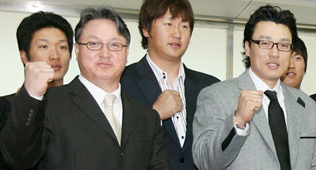  야구 베이징 올림픽 대표팀 김경문 감독과 이승엽 선수 등이 본선진출을 위한 대륙별 플레이오프 준비를 위해 22일 인천공항을 통해 타이완으로 출국하기 앞서 취재진에게 포즈를 취하고 있다. 
