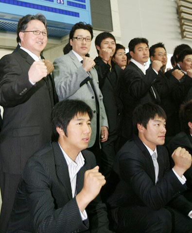  김경문 감독이 이끄는 야구 올림픽대표팀이 본선 진출을 위한 대륙별 플레이오프 준비를 위해 22일 인천공항을 통해 타이완으로 출국하기 앞서 취재진에게 포즈를 취하고 있다. 