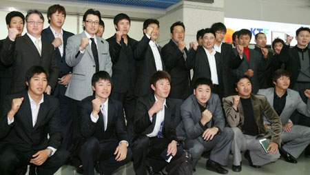  김경문 감독이 이끄는 야구 올림픽대표팀이 본선 진출을 위한 대륙별 플레이오프 준비를 위해 22일 인천공항을 통해 타이완으로 출국하기 앞서 취재진에게 포즈를 취하고 있다. 