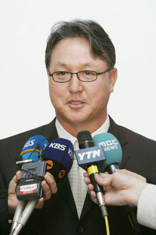 야구 베이징 올림픽대표팀 김경문 감독이 본선 진출을 위한 대륙별 플레이오프 준비를 위해 22일 인천공항을 통해 타이완으로 출국에 앞서 기자들과 인터뷰를 하고 있다. 