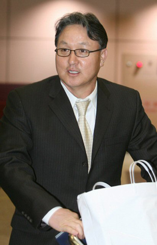 타이완 타이중에서 열리는 베이징올림픽 대륙별 플레이오프에 출전하는 올림픽 야구 대표팀의 김경문 감독이 22일 오후 타이완 타이베이 공항에 도착하고 있다. 