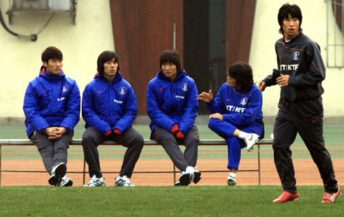 22일 오후 중국 충칭 다이탄완 구장에서 열린 축구 대표팀 훈련 중, 부상중인 박주영(왼쪽 두번째)과 고기구(오른쪽 두번째), 염동균, 최주영 의무팀장(오른쪽)이 훈련 모습을 지켜보고 있다.
허정무 감독이 이끄는 축구 대표팀은 오는 23일 일본을 상대로 2008 동아시아선수권 우승에 도전한다. 