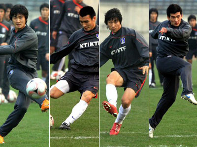 22일 오후 중국 충칭 다이탄완 구장에서 열린 축구 대표팀 훈련 중 곽태휘, 조원희, 이근호, 오장은(사진 왼쪽부터)이 슈팅 훈련을 하고 있다. 