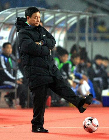 23일 오후 중국 충칭 올림픽 스타디움에서 열린 2008 동아시아 축구 선수권, 대한민국-일본의 경기에서 허정무 한국 축구 대표팀 감독이 흘러나온 공을 차고 있다. 
